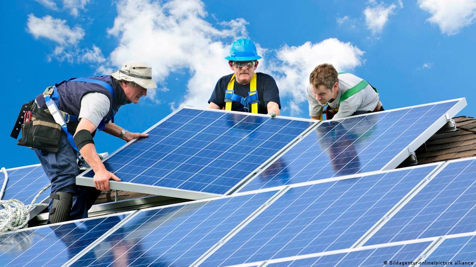 Graphic illustrating how energy self-consumption through solar panels helps reduce electricity bills and increases energy independence.