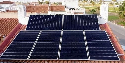 View of a photovoltaic system in operation, showing how photovoltaic systems convert sunlight into usable energy for the home.